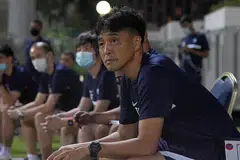 PIKUL PERSEMBAHAN TERUK PASUKAN: Yoshida (kanan) tetap menjadi orang yang tepat menjadi jurulatih pasukan Singa, kata pemain dan pundit. - Foto FAS