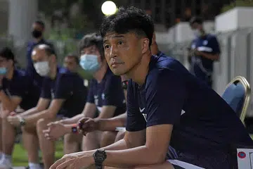PIKUL PERSEMBAHAN TERUK PASUKAN: Yoshida (kanan) tetap menjadi orang yang tepat menjadi jurulatih pasukan Singa, kata pemain dan pundit. - Foto FAS
