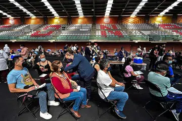 DOS PENGGALAK: Penduduk Mexico sedang mendapatkan dos vaksin penggalak terhadap Covid-19 sedang gelombang baru jangkitan Omicron melanda serata dunia. Omicron telah menyebabkan kenaikan kemasukan ke hospital dan kematian, kata WHO. - Foto AFP