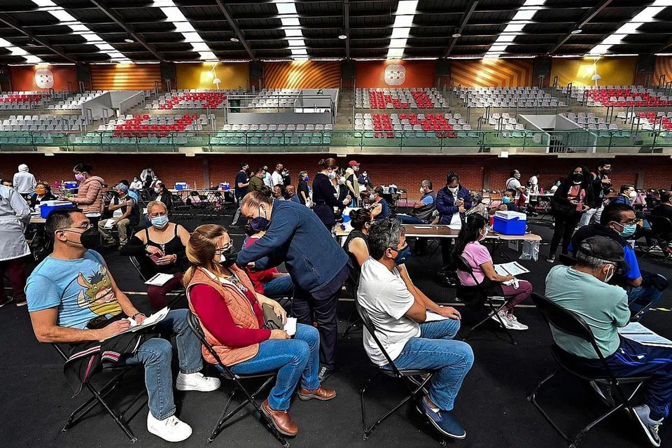 DOS PENGGALAK: Penduduk Mexico sedang mendapatkan dos vaksin penggalak terhadap Covid-19 sedang gelombang baru jangkitan Omicron melanda serata dunia. Omicron telah menyebabkan kenaikan kemasukan ke hospital dan kematian, kata WHO. - Foto AFP
