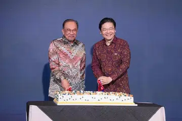 Perdana Menteri Malaysia, Datuk Seri Anwar Ibrahim, dan Perdana Menteri Singapura, Encik Lawrence Wong, bersama-sama memotong kek yang disediakan khas bagi sambutan ulang tahun ke-60 hubungan dua hala Singapura-Malaysia, sempena Rahat Pemimpin Singapura-Malaysia pada 4 Disember.