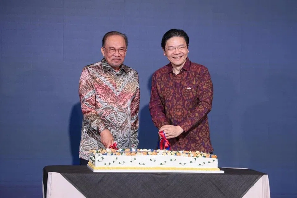 Perdana Menteri Malaysia, Datuk Seri Anwar Ibrahim, dan Perdana Menteri Singapura, Encik Lawrence Wong, bersama-sama memotong kek yang disediakan khas bagi sambutan ulang tahun ke-60 hubungan dua hala Singapura-Malaysia, sempena Rahat Pemimpin Singapura-Malaysia pada 4 Disember.