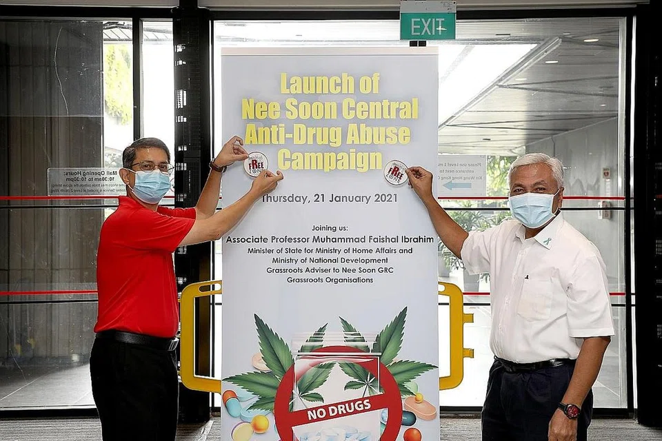 GALAK HIDUP BEBAS DADAH: Dr Muhammad Faishal Ibrahim (kiri) dan Encik Hawazi Daipi melancarkan Kempen Antipenyalahgunaan Dadah Nee Soon Central di Northpoint City semalam. - Foto ZAOBAO