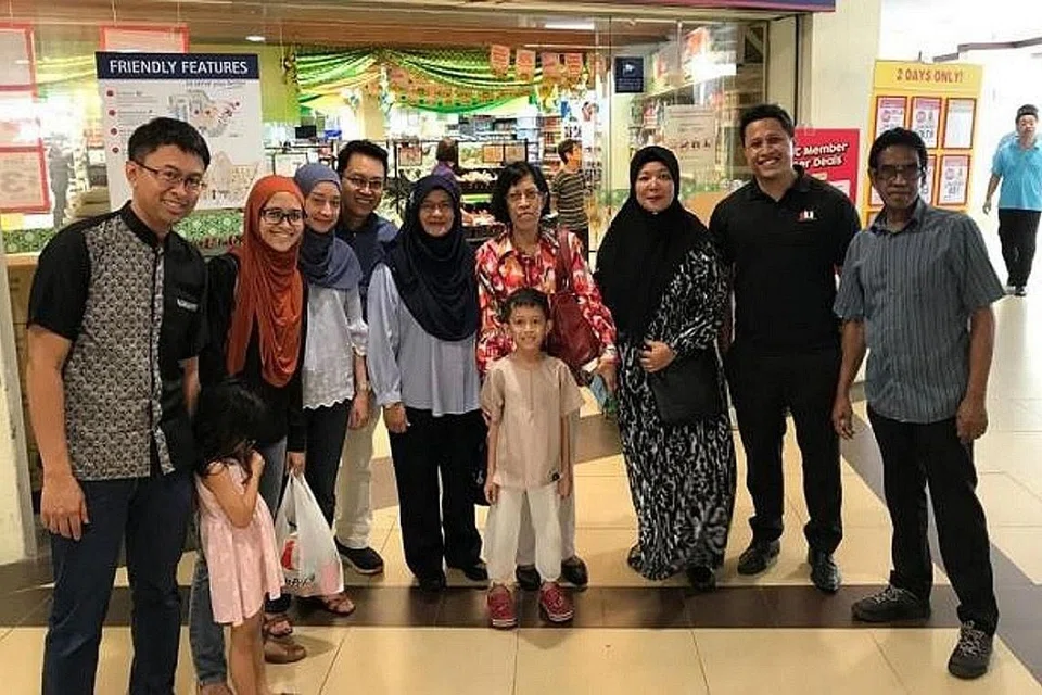 SUMBANG KEPADA MASYARAKAT: Encik Noor Marican (kanan) bergambar bersama anggota AML dan relawan di Joo Chiat Complex pada hujung minggu lalu. - Foto AML