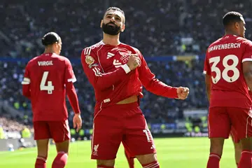 Penyerang Liverpool, Mohamed Salah (tengah) meraikan gol pertama jaringannya ketika berdepan Everton pada aksi Liga Perdana England di Stadium Hill Dickinson, Liverpool. The Reds menang 2-1.