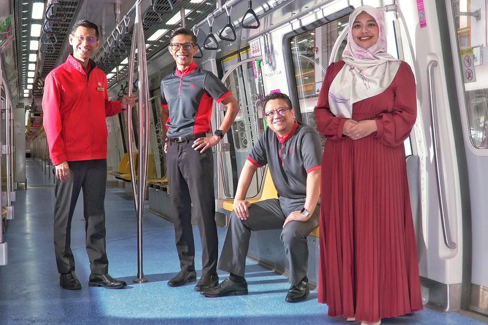 MENYUMBANG KEPADA MASYARAKAT: (Dari kiri) Encik Shahrin Abdol Salam, Encik Muhammad Mulyadi Abdul Rahim, Encik Faizal Reza Supki dan Cik Nur Khairun Husaini merupakan sebahagian daripada kakitangan SMRT yang berusaha membina rangkaian yang kukuh dan memberi peluang kepada anak muda meneroka bidang kejuruteraan.