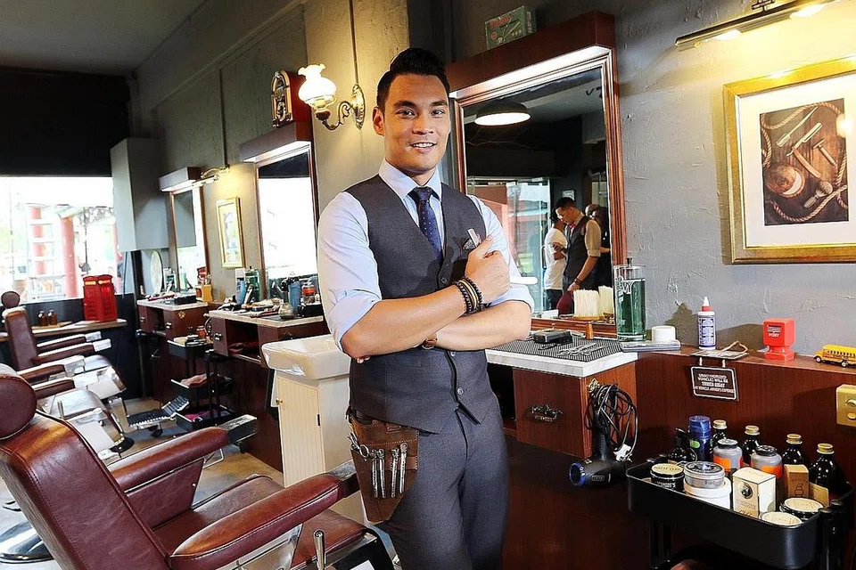 TIDAK KISAH WALAU PEMBANTU: Meskipun sudah mengecapi kepopularan sebagai hero drama di Malaysia, Hisyam Hamid sedia tampil sebagai watak pembantu dalam Gunting kerana melihatnya sebagai peluang keemasan menyebar pesanan tentang kemahiran dan kesihatan. - Foto SHAHRIYA YAHAYA