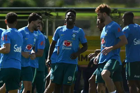 Penyerang Brazil, Vinicius Junior, berseloroh bersama rakan sepasukan semasa sesi latihan di Rio de Janeiro, Brazil, pada 28 Mei, menjelang Piala Dunia 2026.