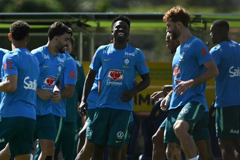 Penyerang Brazil, Vinicius Junior, berseloroh bersama rakan sepasukan semasa sesi latihan di Rio de Janeiro, Brazil, pada 28 Mei, menjelang Piala Dunia 2026.