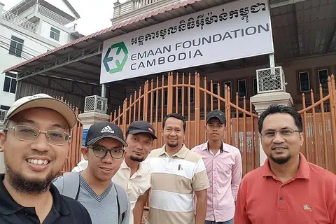 KERJA KEMASYARAKATAN: Pengarah dan Pengasas Bersama ECC Encik Azmi Abdul Rahim (kiri) dan Encik Ghazali Embi (kanan). Turut membantu masyarakat Kemboja melalui program Emaan Foundation Cambodia (EFC) ialah Pengarah dan Pengasas Bersama ECC, Encik Mohd Khaliab dan Pengarah Eksekutif ECC, Encik Hafiz (kedua-duanya tiada dalam gambar). Turut bergambar ialah kakitangan EFC, pelajar dan relawan. - Foto EMAAN CATALYST COMMUNITY