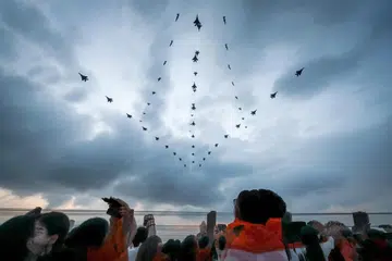 Gambar komposit ini dirakam dengan menggabungkan beberapa imej terbang lalu enam jet pejuang  F-15SG, yang merupakan antara kemuncak Perbarisan Hari Kebangsaan (NDP) pada 9 Ogos. Terbang lalu itu membentuk formasi berlian sempena sambutan Hari Kebangsaan Jubli Intan Singapura pada 9 Ogos 2025.