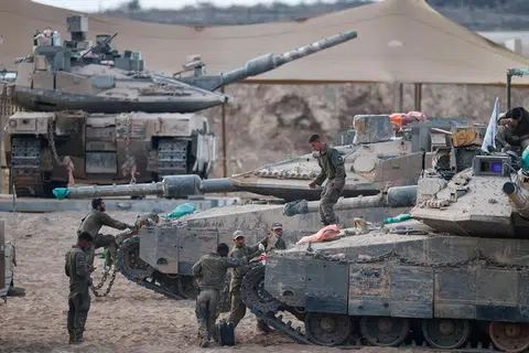 Askar Israel bertugas melibatkan kereta kebal berhampiran sempadan dengan Gaza, di Israel, 13 Ogos 2025.