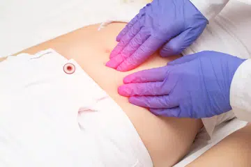 Doktor sedang memeriksa bahagian yang terjejas mengikut aduan pesakit.