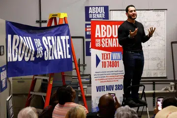 Calon Parti Demokrat bagi kerusi Senat Michigan, Encik Abdul El-Sayed, berucap kepada penyokongnya di sebuah dewan kesatuan sekerja di Jackson, Michigan, pada 29 Oktober 2026. Beliau berdepan calon Parti Republikan, Encik Mike Rogers, dalam pilihan raya pertengahan penggal Amerika Syarikat pada 3 November, ketika kempen semakin dibayangi serangan berunsur Islamofobia terhadapnya. Kemenangan Encik El-Sayed berpotensi menjadikannya Senator Islam pertama dalam sejarah negara itu.