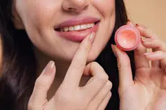 Jika anda inginkan perlindungan segera, salap bibir pilihan terbaik. Tetapi jika anda ingin memperbaiki keadaan bibir dari dalaman, serum bibir patut menjadi pelaburan dalam rutin kecantikan.