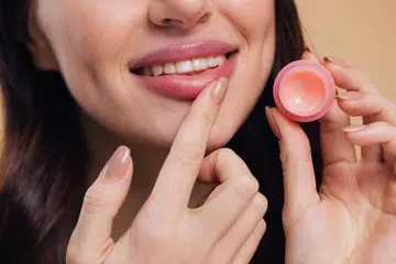 Jika anda inginkan perlindungan segera, salap bibir pilihan terbaik. Tetapi jika anda ingin memperbaiki keadaan bibir dari dalaman, serum bibir patut menjadi pelaburan dalam rutin kecantikan.