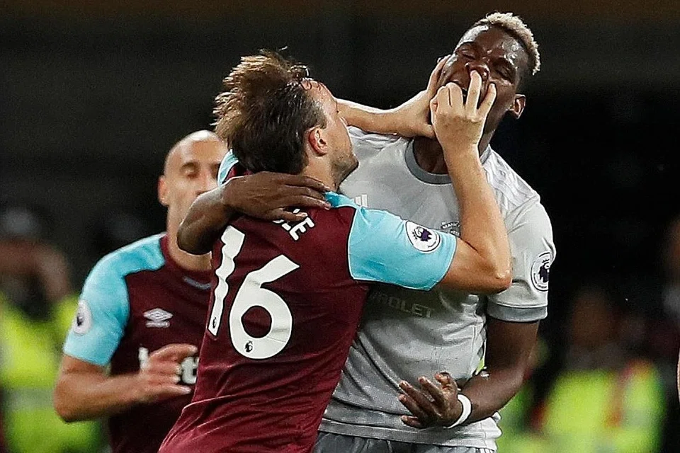 DAPAT TUMPUAN: Pemain West Ham, Mark Noble (kiri), bertembung dengan bintang United dari Perancis, Paul Pogba - satu-satunya insiden yang menarik tumpuan sepanjang perlawanan yang agak membosan antara kededua pasukan yang berakhir seri tanpa gol. - Foto REUTERS
