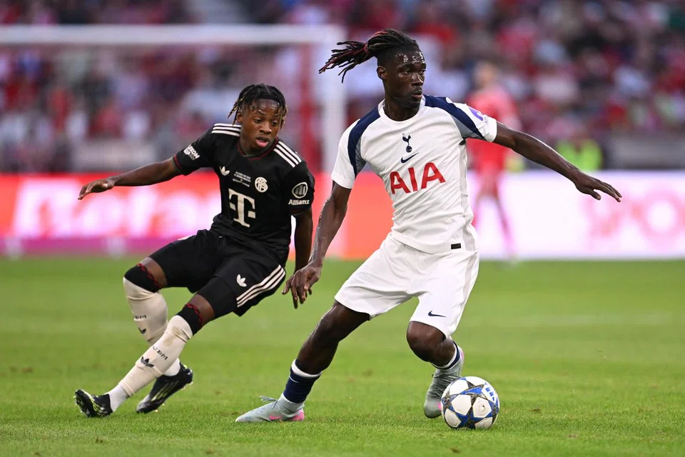 Spurs menandatangani Yves Bissouma (kanan) daripada Brighton pada 2022.  
