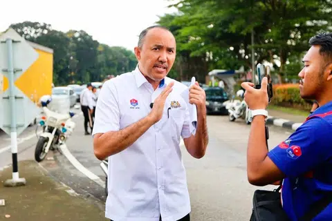 Pemangku Pengerusi Jawatankuasa Perumahan dan Kerajaan Tempatan Johor, Datuk Mohd Jafni Md Shukor (tengah), melakukan tinjauan di Jalan Seelong, Kulai.