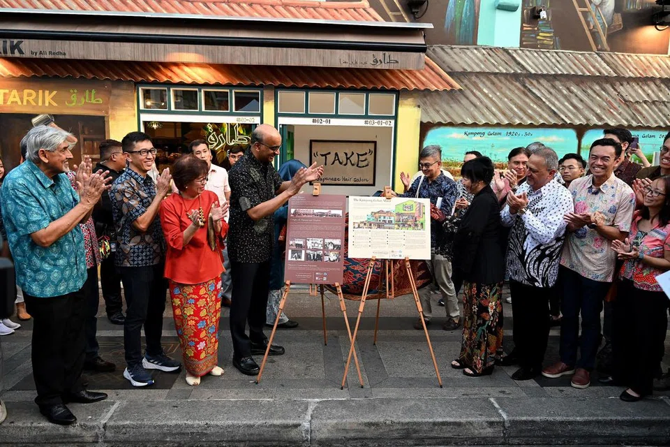 Selain menyertai acara berbuka puasa bersama, Presiden Tharman dan isterinya, Puan Jane Ittogi, juga melancarkan mural Kampong Gelam.