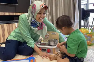 SOKONGAN UNTUK WANITA: Dalam wawancara dengan BH, Cik Rahayu Mahzam menyentuh tentang cabaran yang dihadapi wanita hari ini. Beliau sendiri bersyukur mempunyai sokongan keluarga yang kukuh, termasuk oleh suami yang sama-sama menggalas peranan menjaga anak lelaki mereka. - Foto ihsan RAHAYU MAHZAM