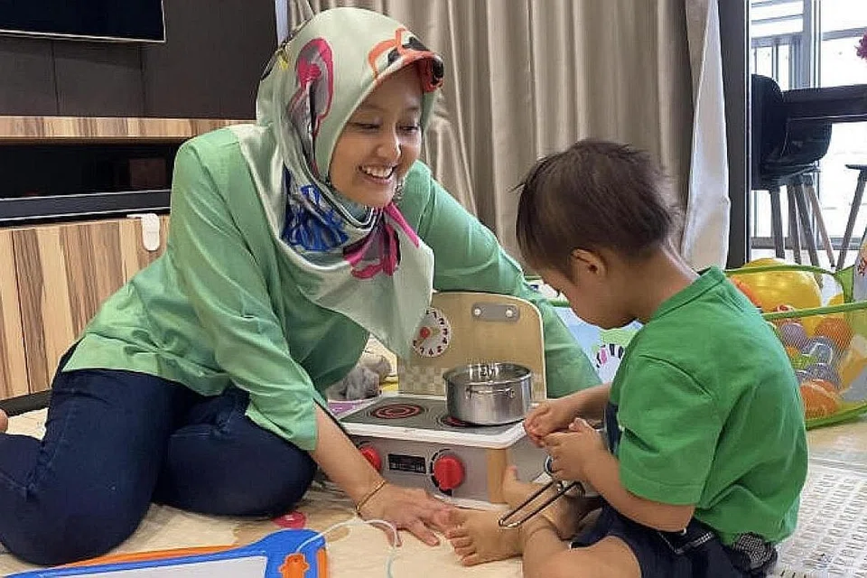 SOKONGAN UNTUK WANITA: Dalam wawancara dengan BH, Cik Rahayu Mahzam menyentuh tentang cabaran yang dihadapi wanita hari ini. Beliau sendiri bersyukur mempunyai sokongan keluarga yang kukuh, termasuk oleh suami yang sama-sama menggalas peranan menjaga anak lelaki mereka. - Foto ihsan RAHAYU MAHZAM