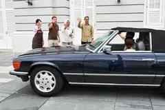 Sebanyak 13 keluarga berpeluang menaiki kereta klasik ihsan kumpulan Classic Car Club Singapore  pada 30 Mac dengan disaksikan (dari kanan) Menteri Negara (Ehwal Dalam Negeri merangkap Pembangunan Negara), Profesor Madya Dr Muhammad Faishal Ibrahim dan Setiausaha Kehormat Dana Pendidikan Harun Ghani (HGEF), Cik Haslinda Putri Harun.