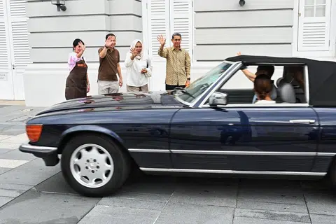 Sebanyak 13 keluarga berpeluang menaiki kereta klasik ihsan kumpulan Classic Car Club Singapore  pada 30 Mac dengan disaksikan (dari kanan) Menteri Negara (Ehwal Dalam Negeri merangkap Pembangunan Negara), Profesor Madya Dr Muhammad Faishal Ibrahim dan Setiausaha Kehormat Dana Pendidikan Harun Ghani (HGEF), Cik Haslinda Putri Harun.