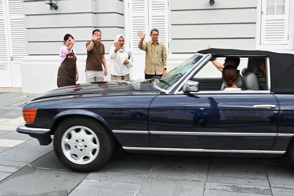 PENGALAMAN BERHARGA: Sebanyak 13 keluarga berpeluang menaiki kereta klasik ihsan kumpulan Classic Car Club Singapore pada 30 Mac dengan disaksikan (kanan) Menteri Negara (Ehwal Dalam Negeri merangkap Pembangunan Negara), Profesor Madya Dr Muhammad Faishal Ibrahim dan Setiausaha Kehormat Dana Pendidikan Harun Ghani (HGEF), Cik Haslinda Putri Harun (dua dari kanan).