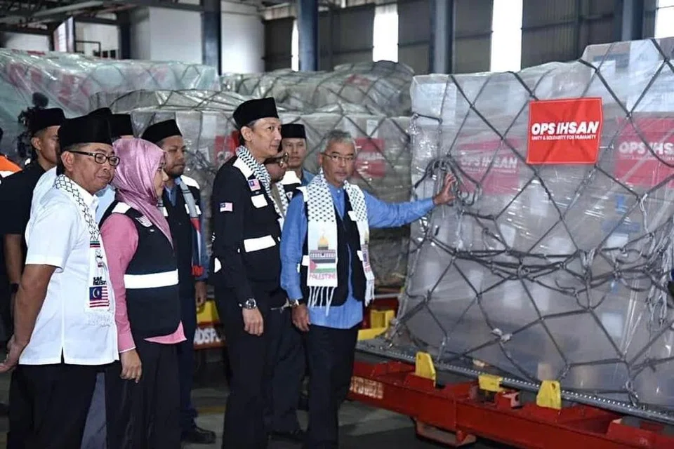 MALAYSIA PRIHATIN: Yang di-Pertuan Agong, Sultan Abdullah Ahmad Shah (depan sekali), menghadiri majlis menghulurkan bantuan kemanusiaan pada 18 Disember yang merangkumi bekalan ubat, barangan asas wanita dan bayi serta makanan untuk rakyat Palestin di Gaza yang dilanda konflik perang dengan Israel.