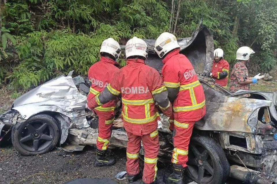 Anggota bomba mengeluarkan mayat pasangan suami isteri, Allahyarhamah Noor Azeana Azreen Hasmadi, 32 tahun, dan Allahyarham Abdul Halim Mat Rani, 34 tahun, yang terkorban dalam kemalangan di Jalan Bukit Mantin menghala ke Seremban, Negeri Sembilan, pada pagi 8 April.