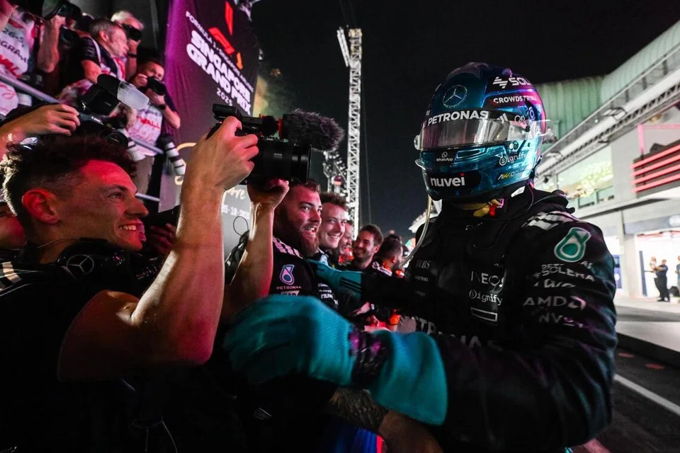 Pelumba Mercedes,George Russell, meraikan kemenangan beliau bersama pasukannya setelah berjaya menjuarai Grand Prix Singapura pertamanya pada 5 Oktober.