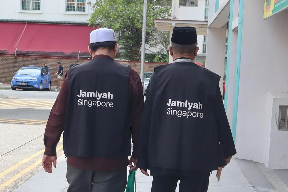 Hubungi ‘Amil Bergerak’ Jamiyah Singapura untuk kutipan zakat anda dari rumah atau pejabat.  
