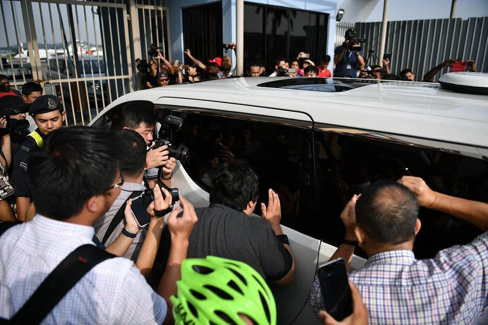 KECOH: Sekumpulan wartawan dan orang ramai yang berhimpun di Lapangan Terbang Subang pagi tadi selepas kenyataan bahawa Datuk Seri Najib dan isterinya akan meninggalkan Malaysia tersebar luas di media sosial, cuba melihat penumpang dalam kereta yang memasuki kawasan itu.