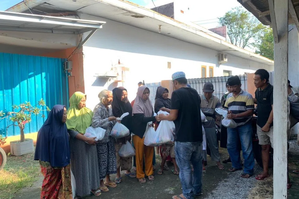 Pengagihan daging korban kepada penduduk memerlukan di Probolinggo, Indonesia, pada 2023. 