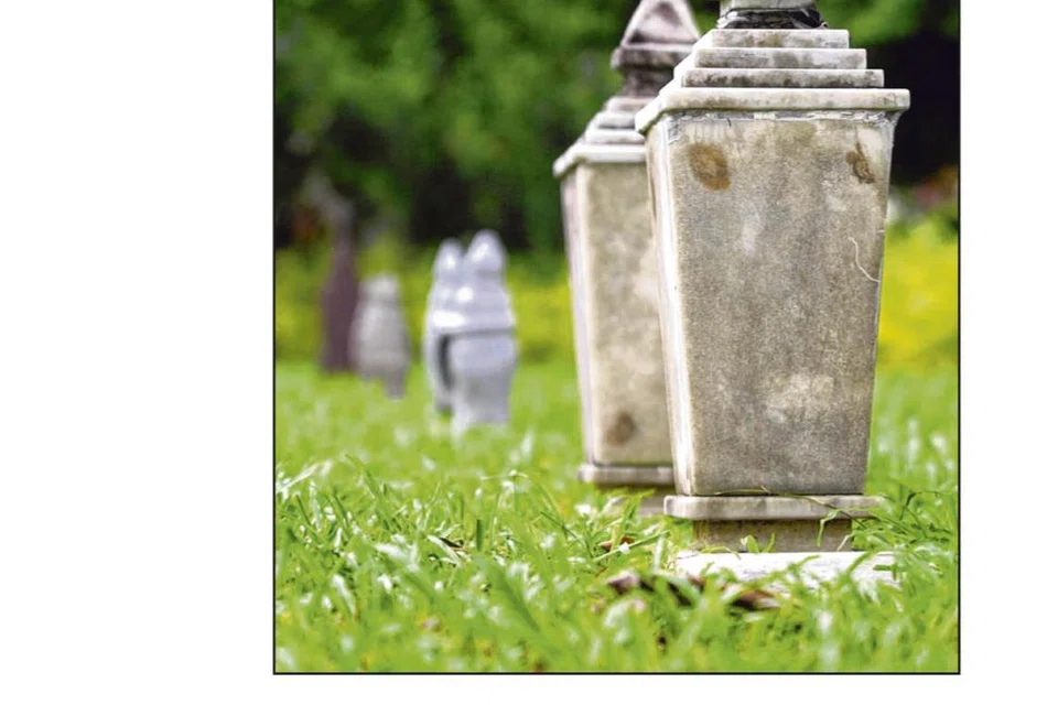 Puisi pendek berjudul Nama tulisan Herman Rothman.