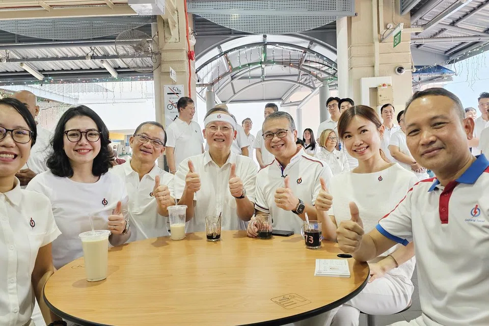 (Dari kiri) Penolong profesor di Kluster Kesihatan dan Sains Kemasyarakatan Institut Teknologi Singapura (SIT), Dr Choo Pei Ling; Naib Presiden Kanan di Teneo, Cik Hazlina Abdul Halim; Speaker Parlimen, Encik Seah Kian Peng; Menteri Tenaga Manusia, Dr Tan See Leng; Menteri Kebudayaan, Masyarakat dan Belia, Encik Edwin Tong; Anggota Parlimen SMC MacPherson, Cik Tin Pei Ling; dan Mayor CDC South East, Encik Mohd Fahmi Aliman.