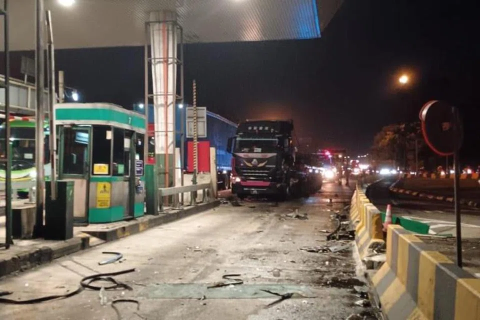 MALANG TAK BERBAU: Lokasi kemalangan membabitkan lima kenderaan yang meragut nyawa dua penunggang motosikal warga Malaysia di Plaza Tol Tanjung Kupang, Gelang Patah, Johor, kira-kira 6 pagi pada 22 Disember.