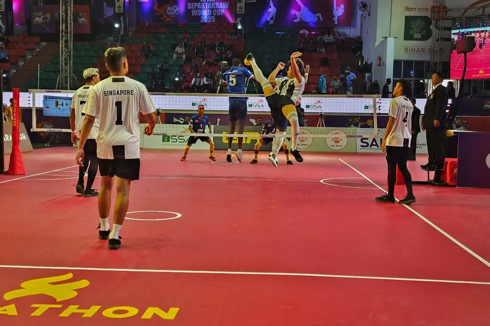 Pasukan nasional tidak membenarkan kekalahkan kepada Thailand menjejas prestasi mereka, dan mereka berjaya mengatasi Sri Lanka untuk melayakkan diri ke peringkat suku akhir kejuaraan Piala Dunia Sepak Takraw di India. 