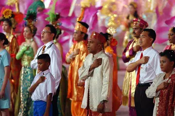 Rakyat Singapura berbilang bangsa membuat ikrar negara.