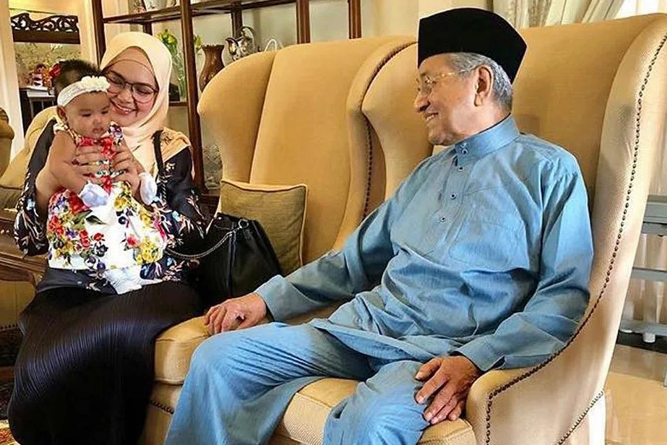 PERKENALAN ISTIMEWA: Siti 'memperkenalkan' anaknya, Siti Aafiyah, kepada Perdana Menteri Tun Dr Mahathir Mohamad sewaktu beliau beraya di rumah Dr Mahathir. - Foto INSTAGRAM SITI NURHALIZA