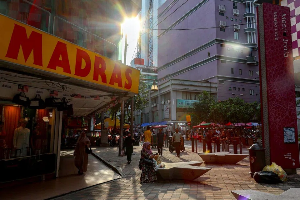 Suasana di sekitar Jalan Masjid India, Kuala Lumpur, kembali meriah dengan kegiatan perniagaan berjalan seperti biasa dan orang ramai mula berkunjung semula ke kawasan itu, selepas insiden tanah jerlus yang menyebabkan seorang pelancong wanita warga India hilang tanpa jejak pada 23 Ogos.