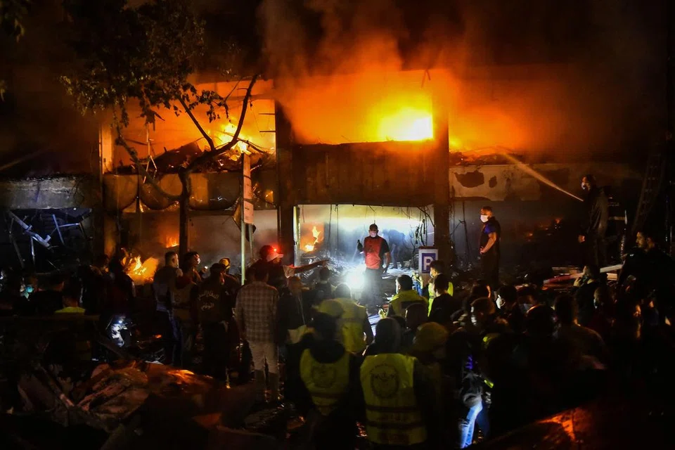 Para anggota bomba Lebanon bergegas memadamkan api di sebuah bangunan yang menjadi sasaran pengeboman Israel di Mar Elias, di Beirut pada 17 November. 