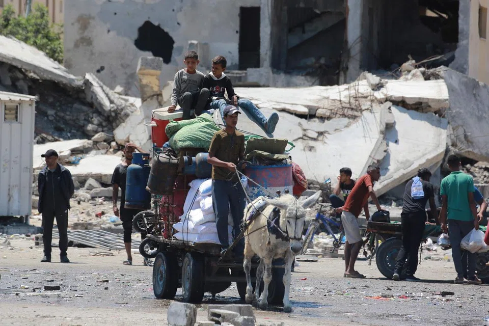 Para penduduk Palestin melarikan diri dan membawa bersama barangan keperluan dengan menggunakan kereta sorong yang ditarik keldai ketika perang membahang di Rafah, selatan Gaza.