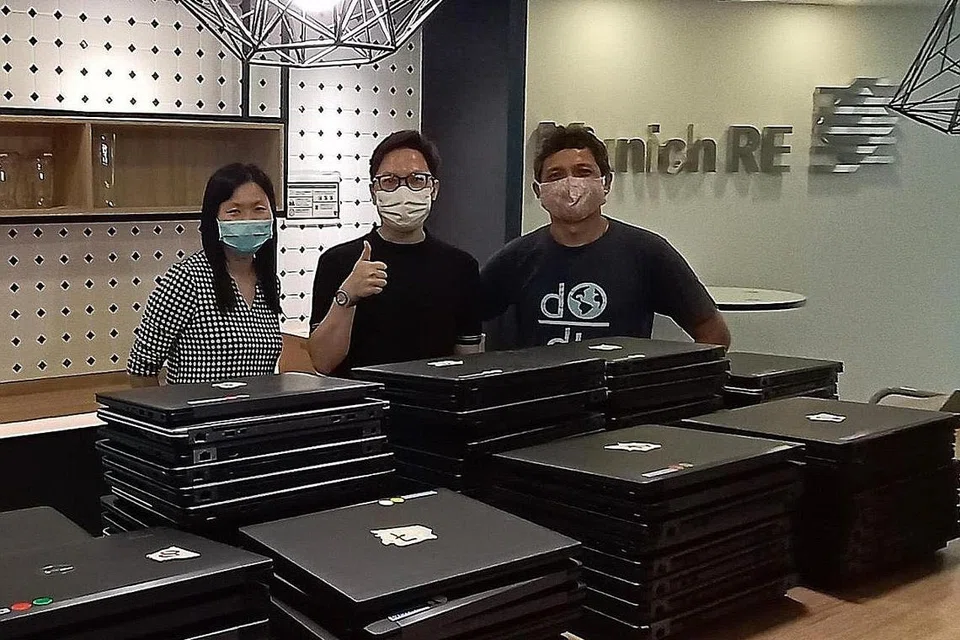 SOKONGAN KORPORAT: Syarikat MunichRe Singapore menyumbang komputer riba terpakai untuk dikitar semula. - Foto ENGINEERINGGOOD.ORG / FACEBOOK