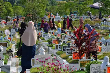Lebih ramai pengunjung daripada biasa melawat Tanah Perkuburan Choa Chu Kang pada 6 April.