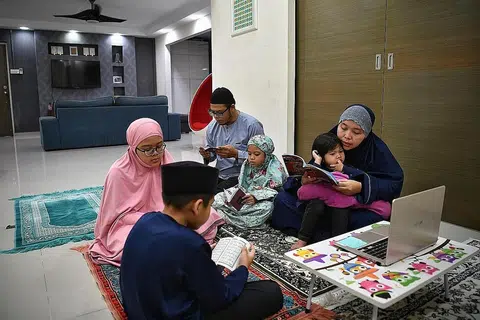 KELUARGA: Menjalani amalan keagamaan bersama adalah antara peluang keemasan bagi sesebuah keluarga membina hubungan yang baik antara anggotanya. - Foto fail