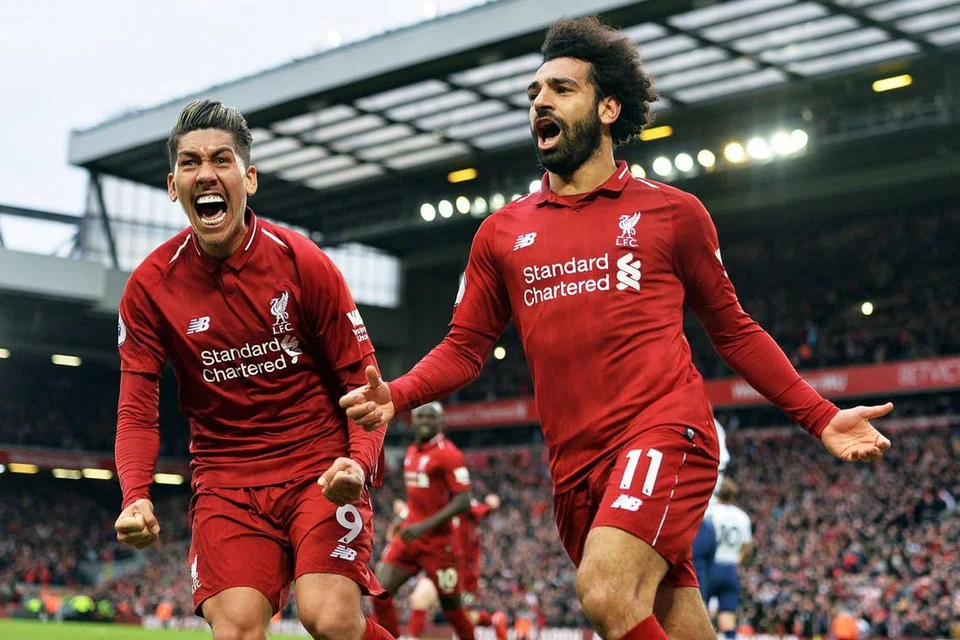 CATAT KEMENANGAN: Penyerang Liverpool, Roberto Firmino (kiri) dan Mohamed Salah (kanan) meraikan jaringan gol kedua sekaligus menundukkan Tottenham Hotspur 2-1 dalam perlawanan di Anfield kelmarin. - Foto EPA-EFE