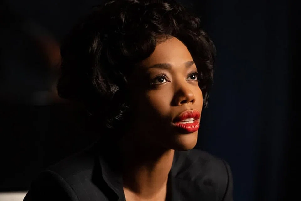 SUARA HATI BINTANG: Naomi Ackie (atas) secara meyakinkan membawa watak Whitney Houston dalam filem biopik 'I Wanna Dance With Somebody' yang menyelongkar pasang surut emosinya ketika berada di tangga atas mahupun bawah kehidupan. - Foto SONY PICTURES