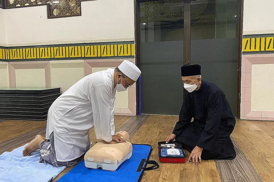SIAP SIAGA: Latihan semula kursus bantuan pernafasan kecemasan (CPR) dan defibrilator luaran automatik (AED) untuk para warga kerja Masjid Hasanah.